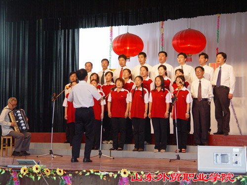 綜合基礎部合唱《跟著(zhù)共產(chǎn)黨走》