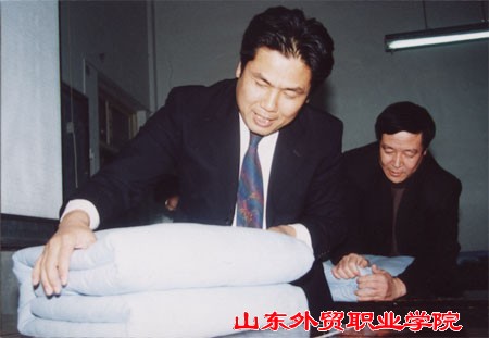 學(xué)工處主任蘇春鵬等老師示范表演