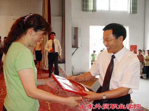 李書(shū)記為公共外語(yǔ)部頒發(fā)一等獎