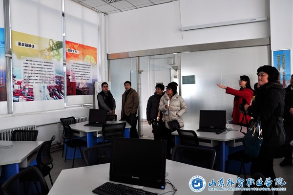 　山東省中高職“五年制國際貿易實(shí)務(wù)專(zhuān)業(yè)教學(xué)指導方案開(kāi)發(fā)”研討會(huì )在我院召開(kāi)1.JPG