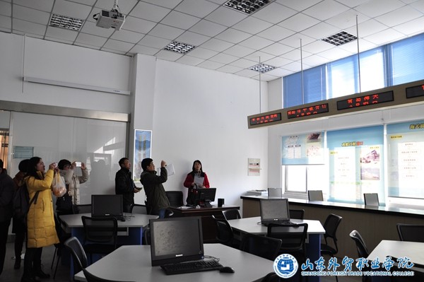 　山東省中高職“五年制國際貿易實(shí)務(wù)專(zhuān)業(yè)教學(xué)指導方案開(kāi)發(fā)”研討會(huì )在我院召開(kāi).JPG