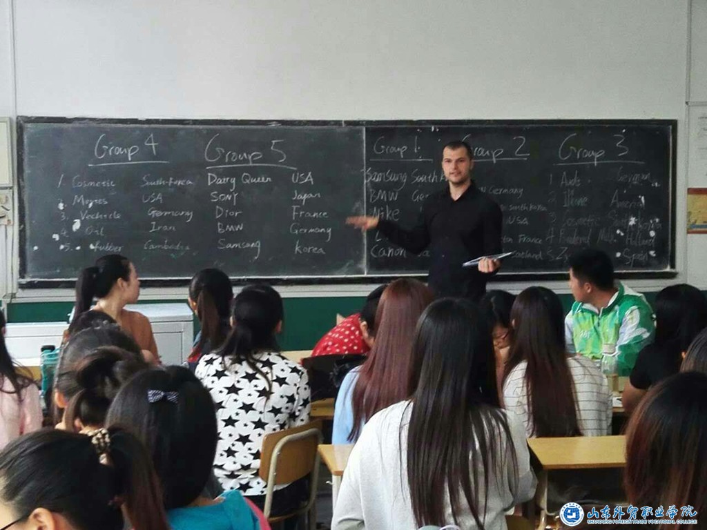 提升教師國際化水平、國貿系教師觀(guān)摩外籍教師授課.jpg