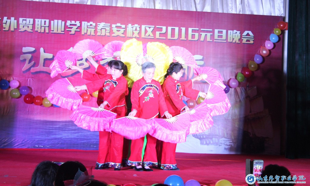 老年舞蹈隊.JPG