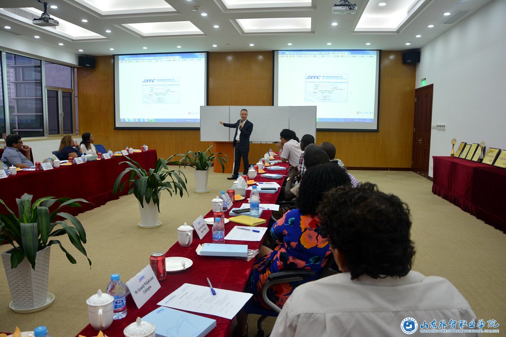 我院84級校友海豐國際控股執行董事兼首席執行官楊現祥為學(xué)員介紹企業(yè)情況.jpg
