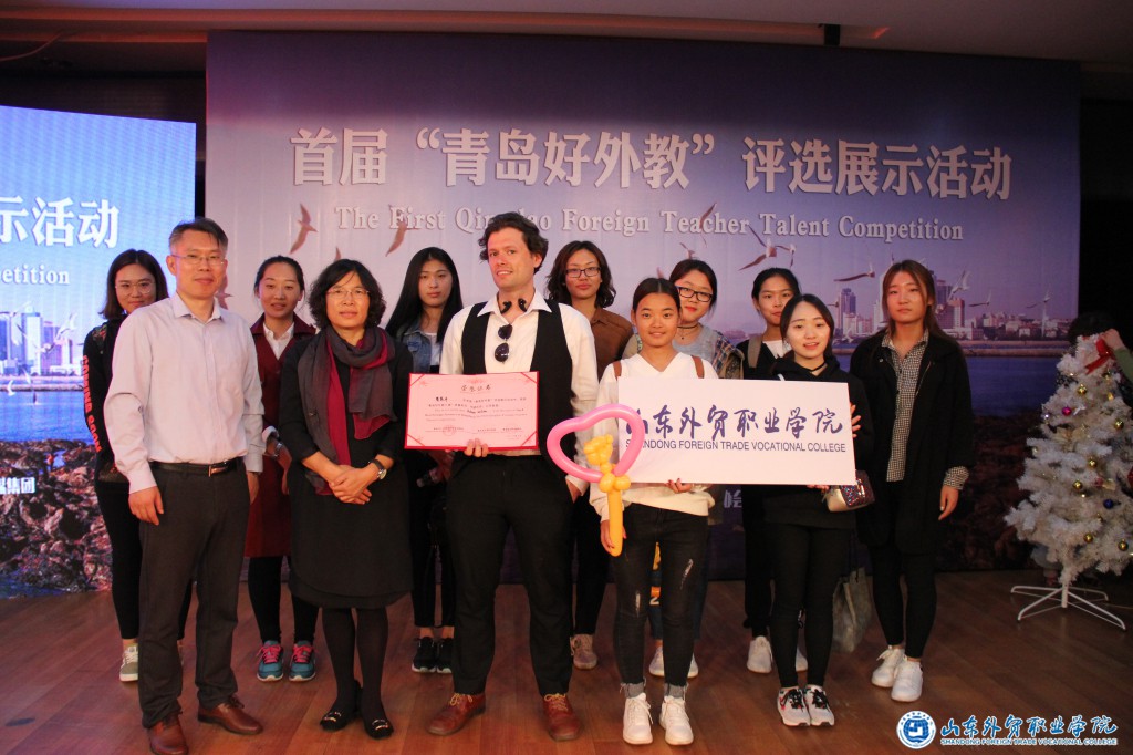 我院參加決賽現場(chǎng)師生與Adam Wilson 合影.jpg