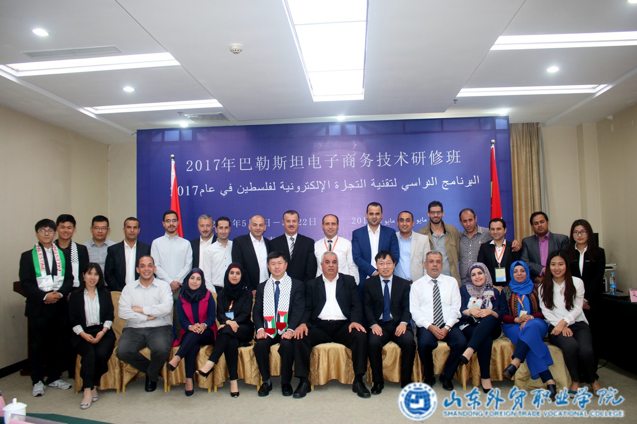 1院長(cháng)刁建東和結業(yè)學(xué)員們合影留念.JPG